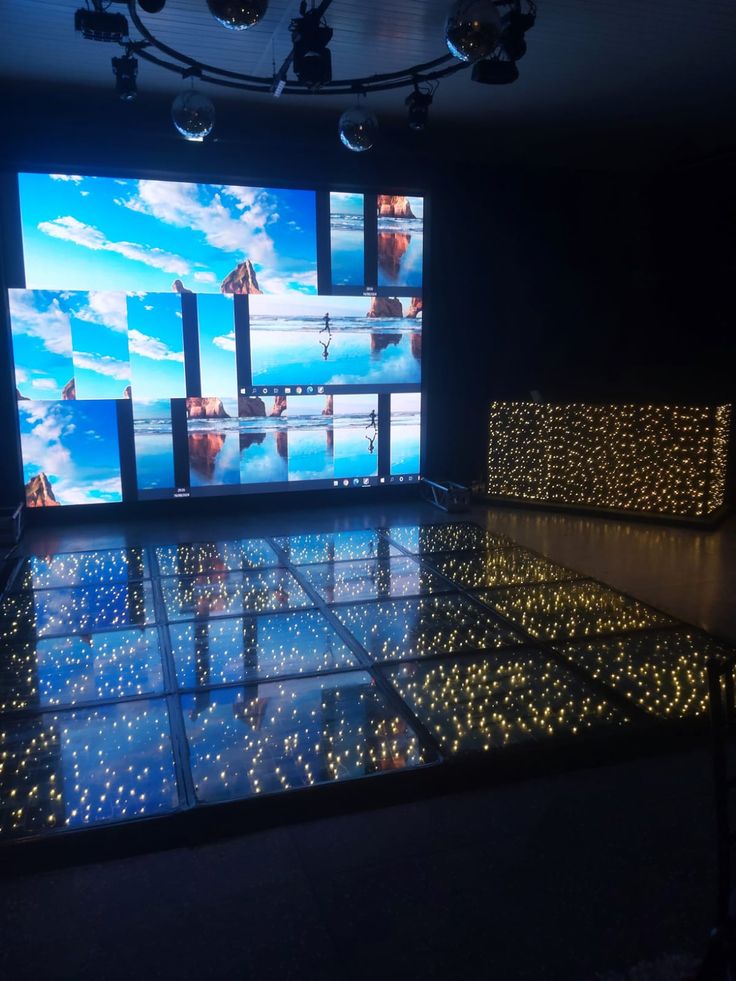 Telão de LED e pista de dança iluminada em salão de festas