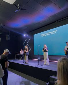 Banda no palco com painel de LED e sonorização profissional