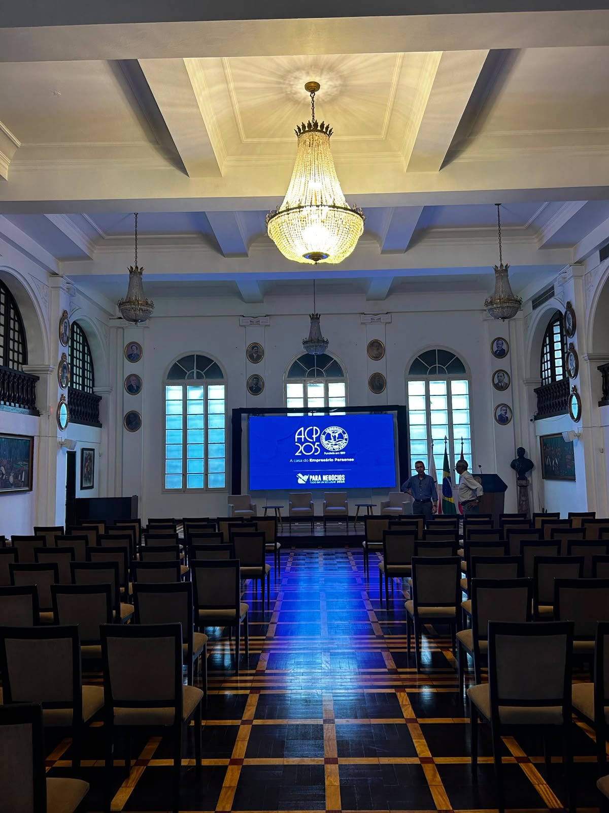 Grande painel de LED instalado em salão de evento corporativo